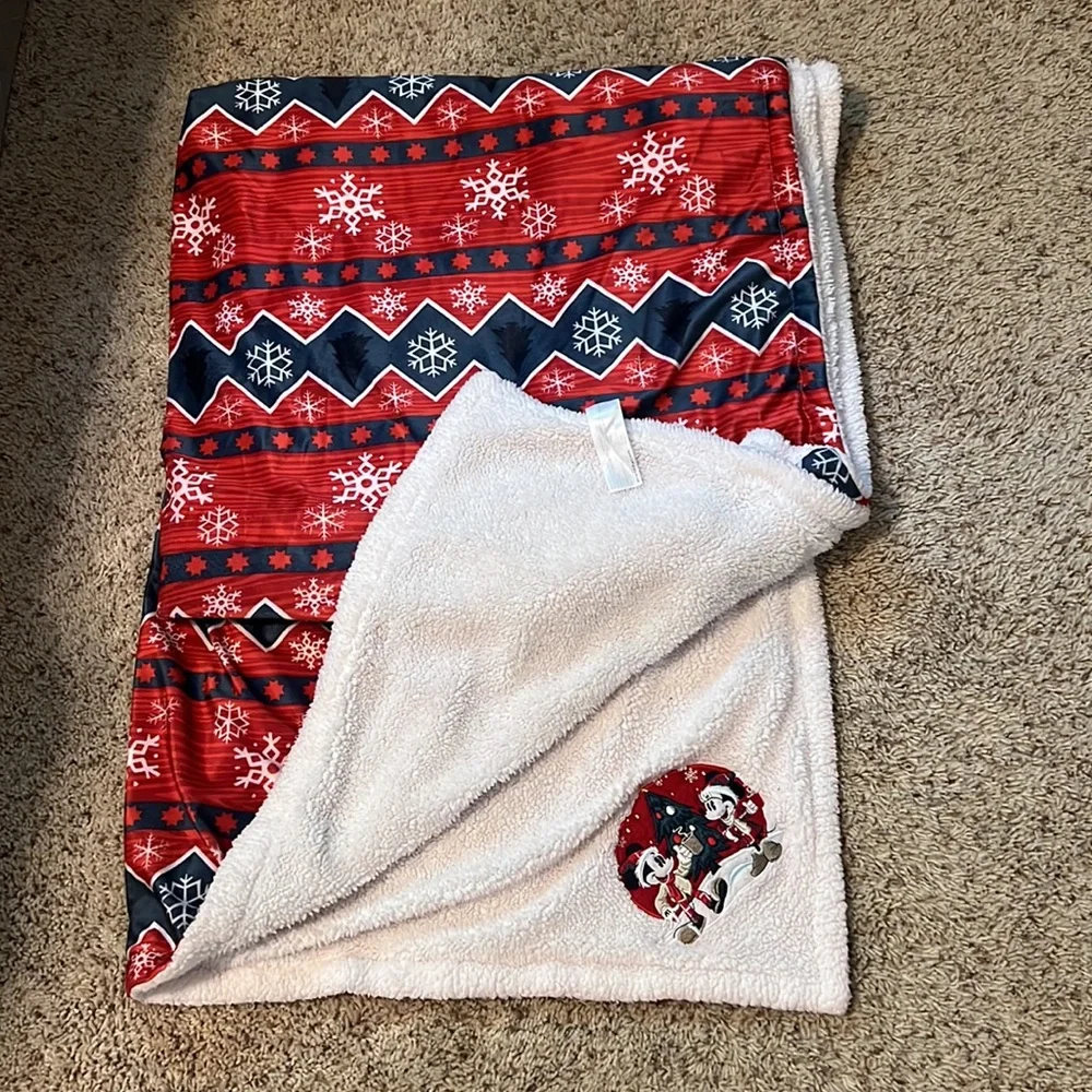 Barely used/like new Disney Snowflake/Fair-isle Christmas Sherpa Throw 60”x50”
